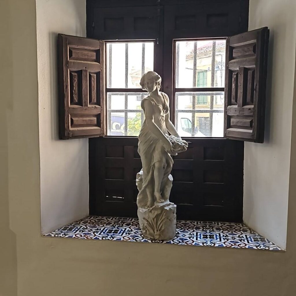 Escultura en mármol de Carrara - La Primavera de J. Navas Parejo