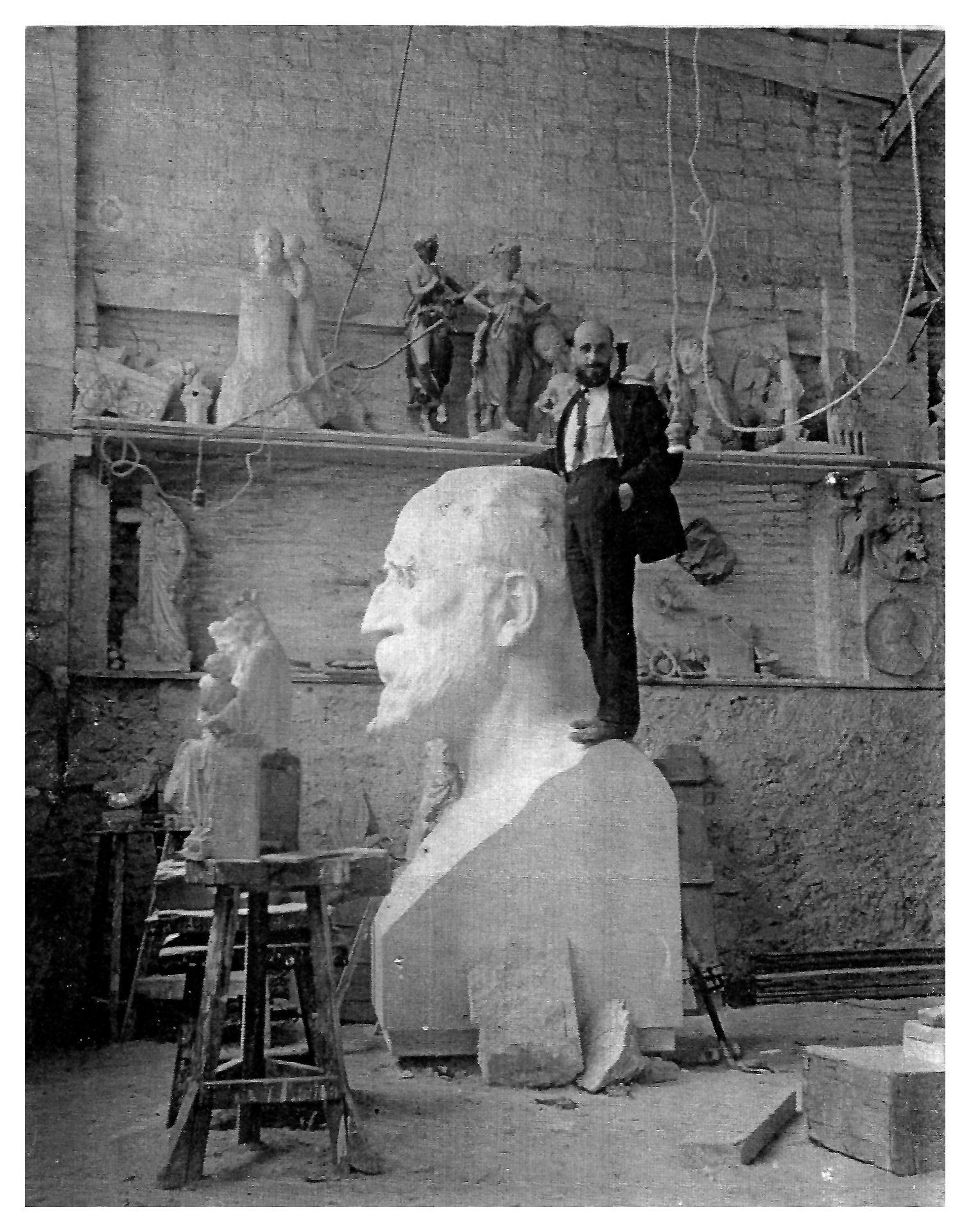 Escultor Navas Parejo en el taller