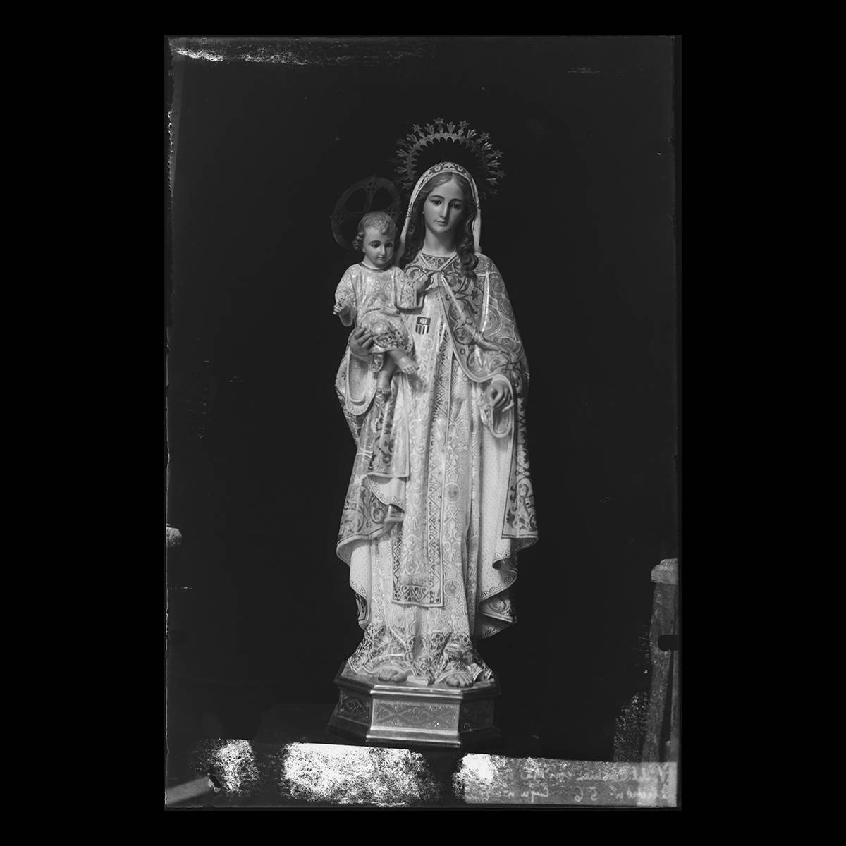 Virgen del Carmen con niño en brazos