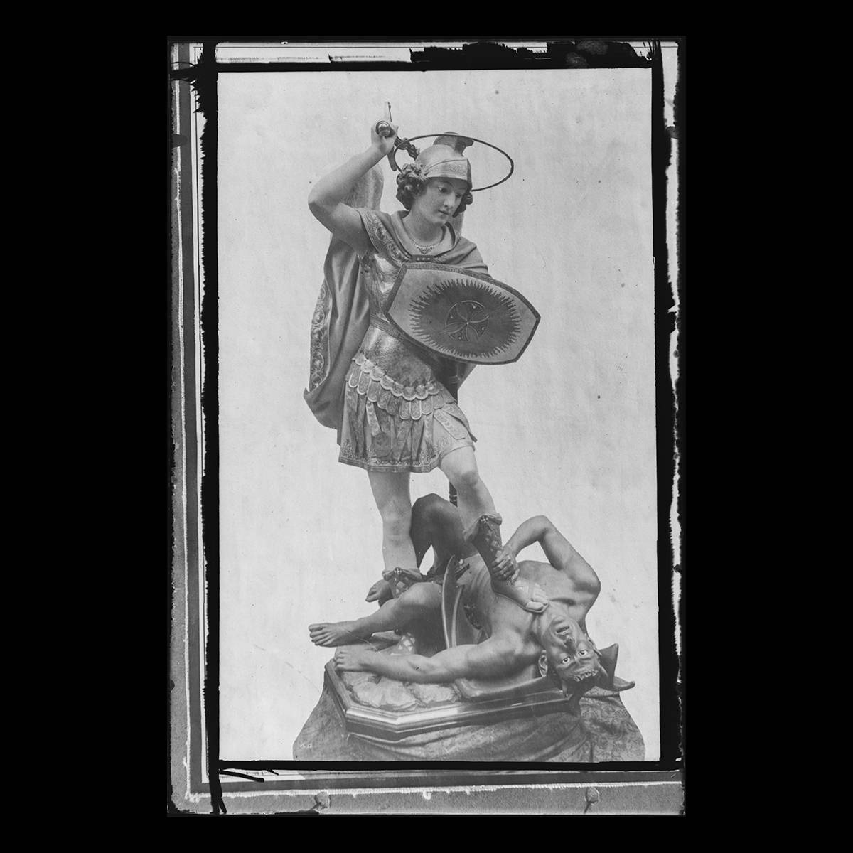 San Miguel sobre demonio