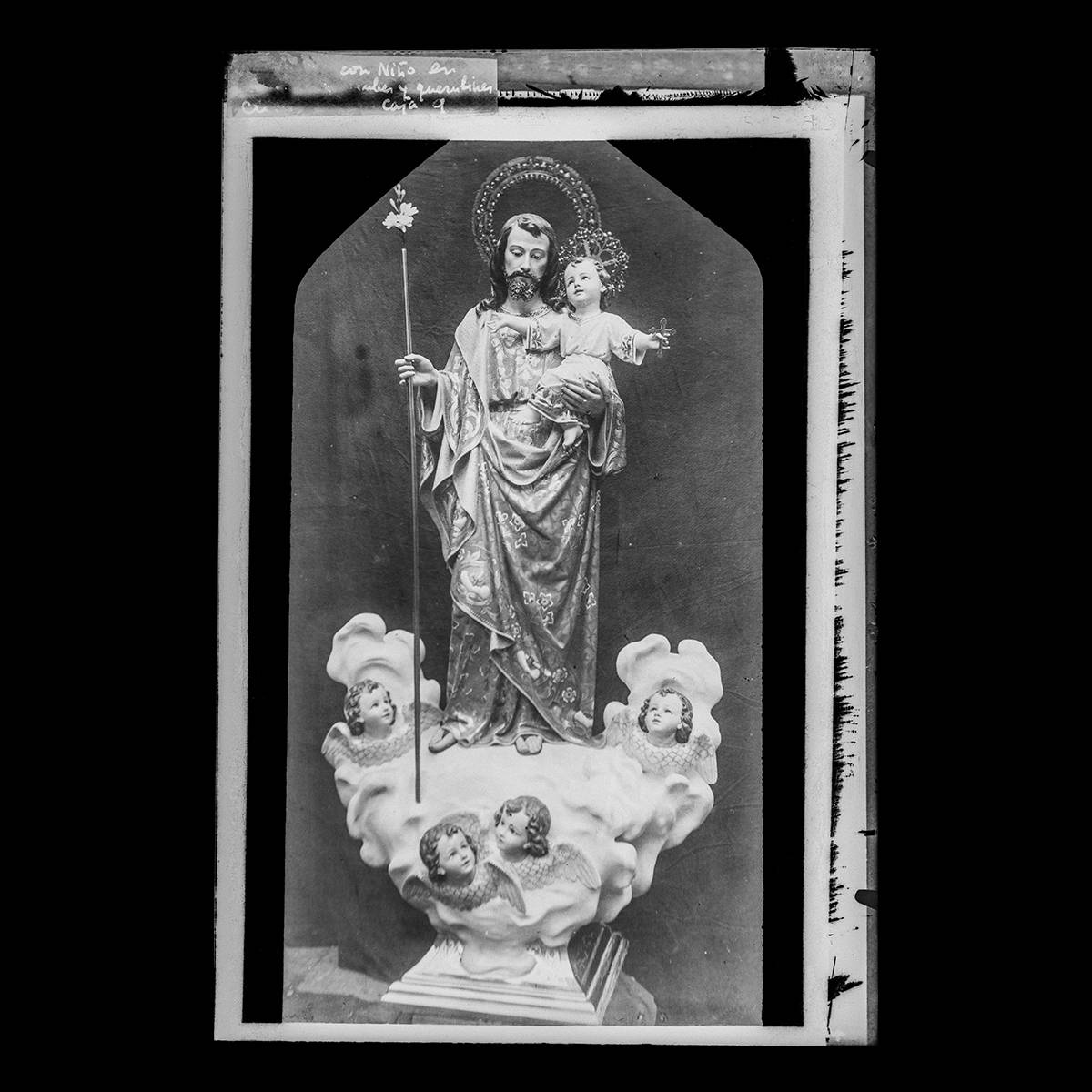 San José con niño en brazos sobre nube con querubines